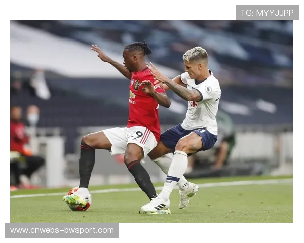 西汉姆联对阵曼城，边后卫万-比萨卡插上反击受考验