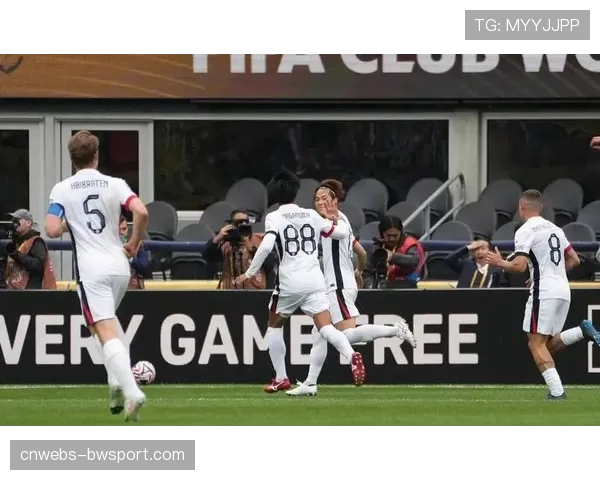 国际米兰球迷客场高歌，庆祝球队逆转胜利